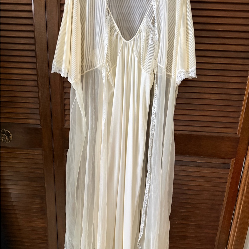 Elegant Vintage Ivory Lace-Trimmed Nightgown and Robe